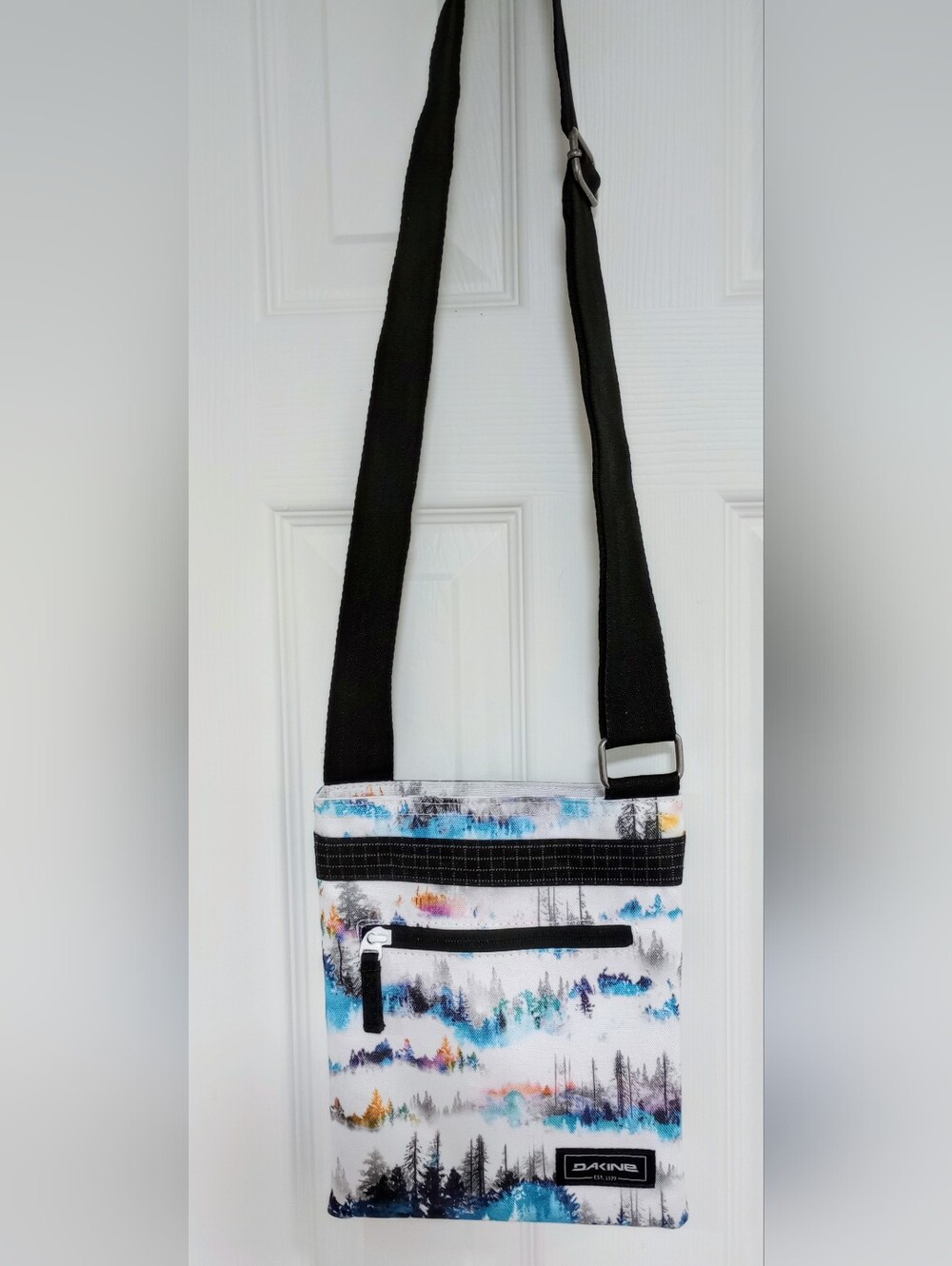 Very attractive women's new without tag Cross body slim bag.